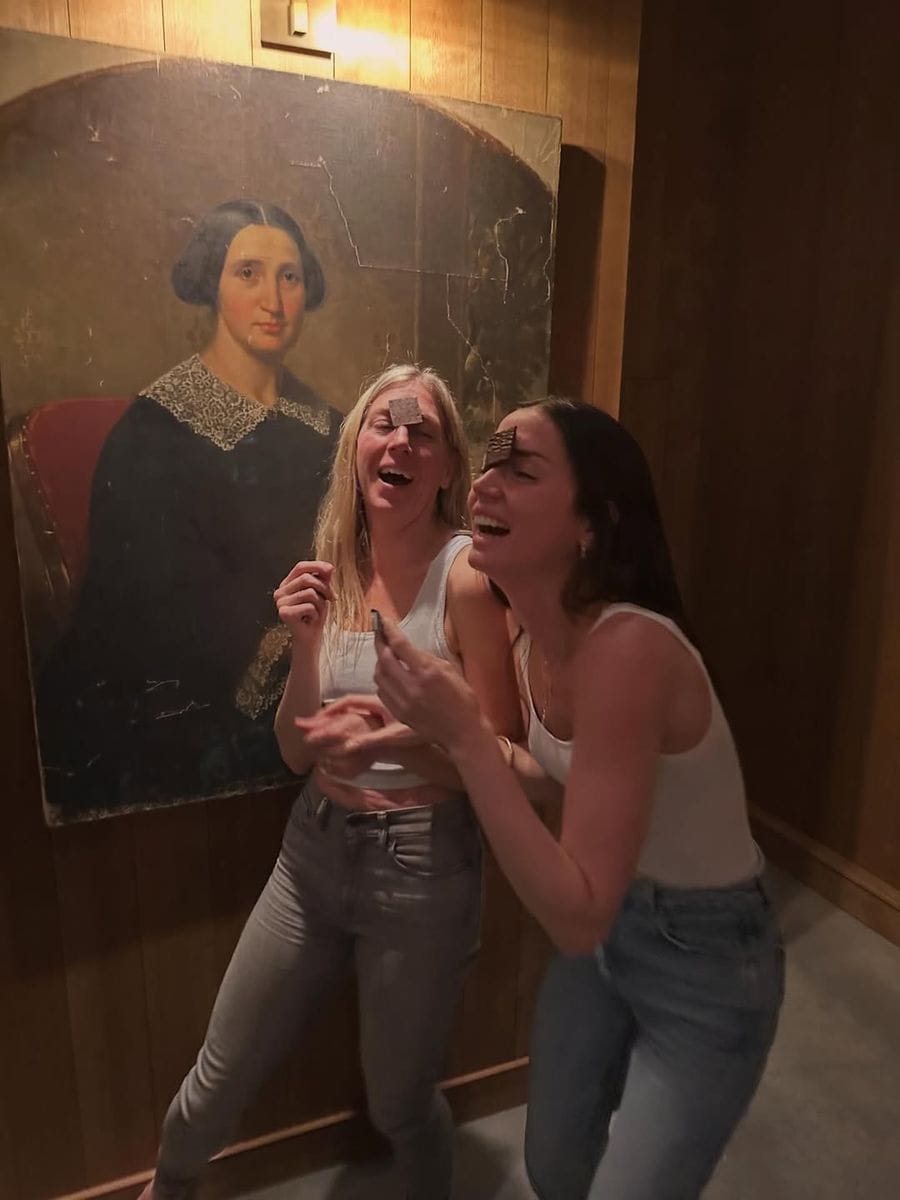 De Armas and her friends sheltered themselves from the cold by playing some games together