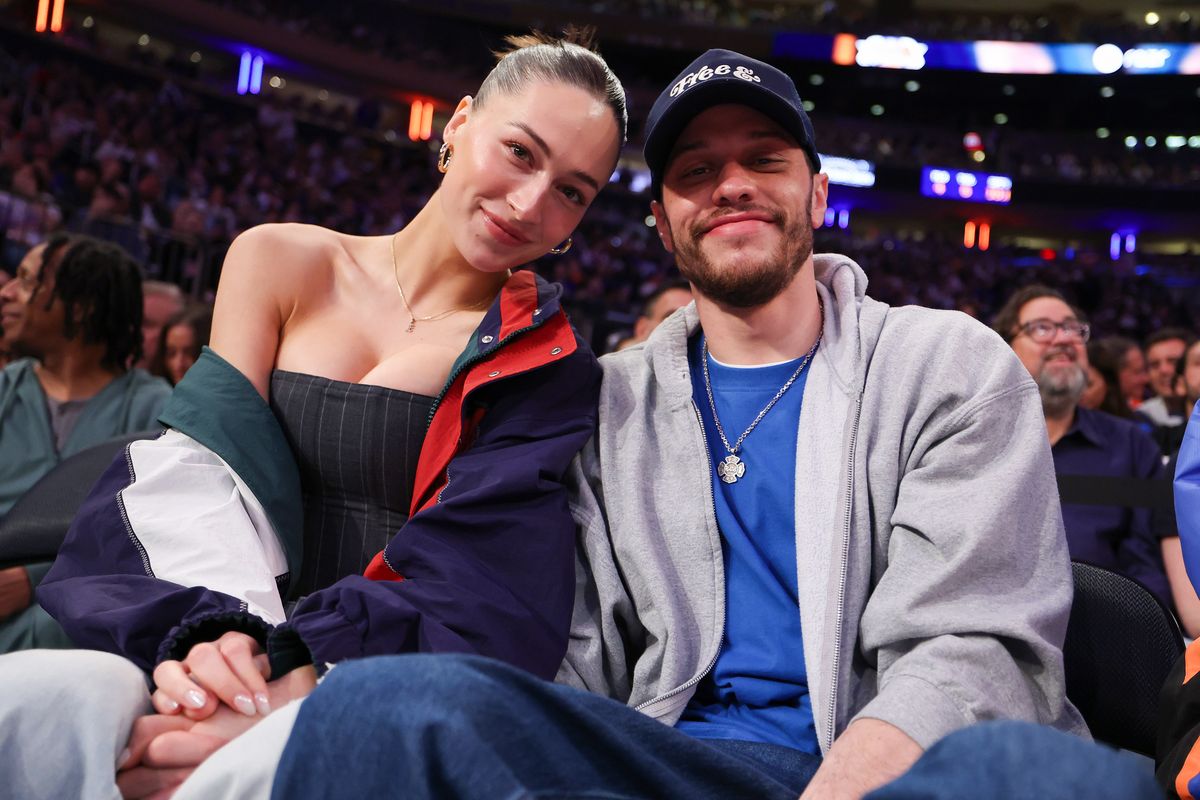 Elsie Hewitt and Pete Davidson at a Knicks game at Madison Square Garden on May 16, 2025 in New York