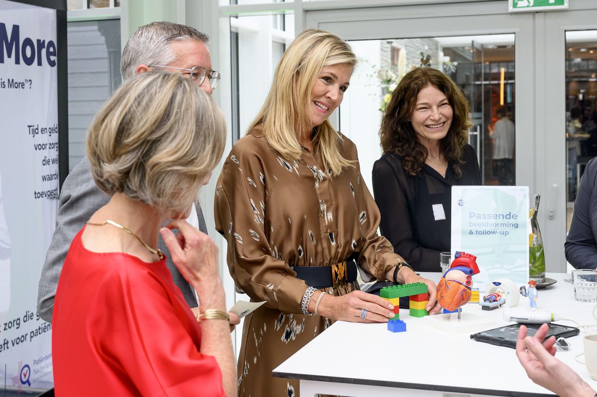 During the symposium, Máxima visited the “Vraag-maar-raak” market and spoke with professionals about changes and innovations in health care.
