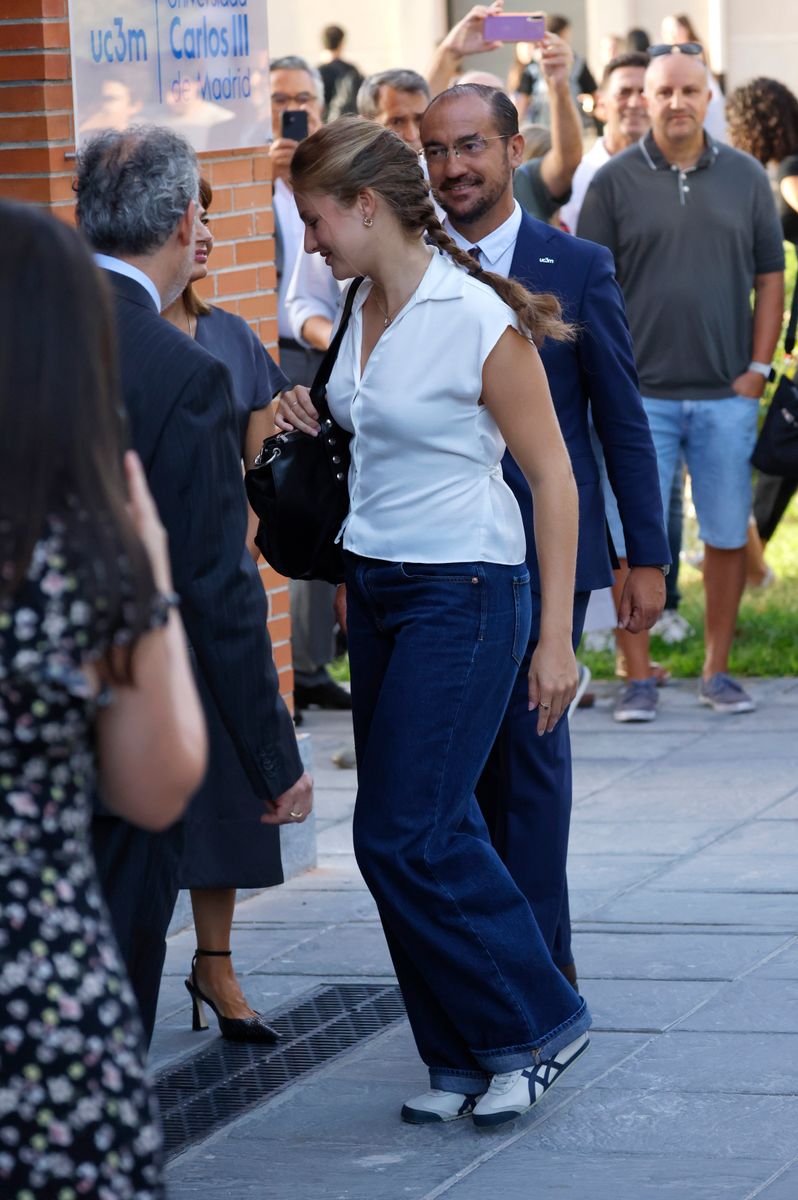 A crisp white blouse adds a polished touch to Princess Leonor’s casual jeans-and-sneakers combination.