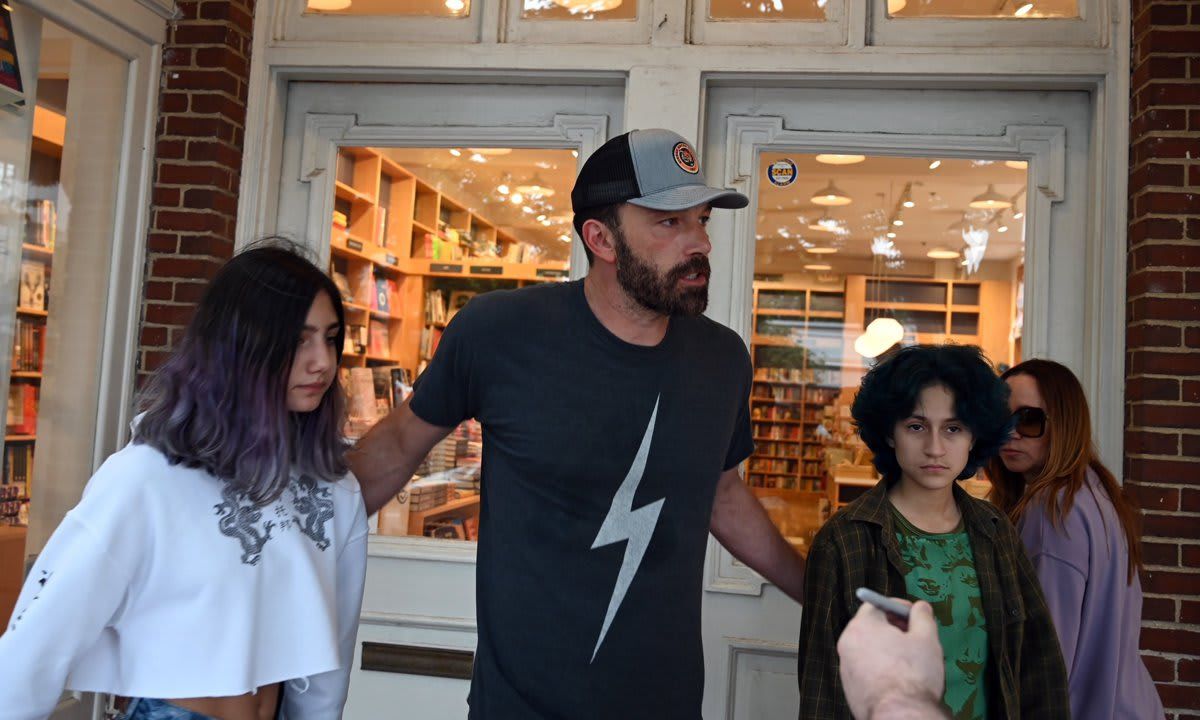 Ben Affleck plays stepdad with Jlo's daughter