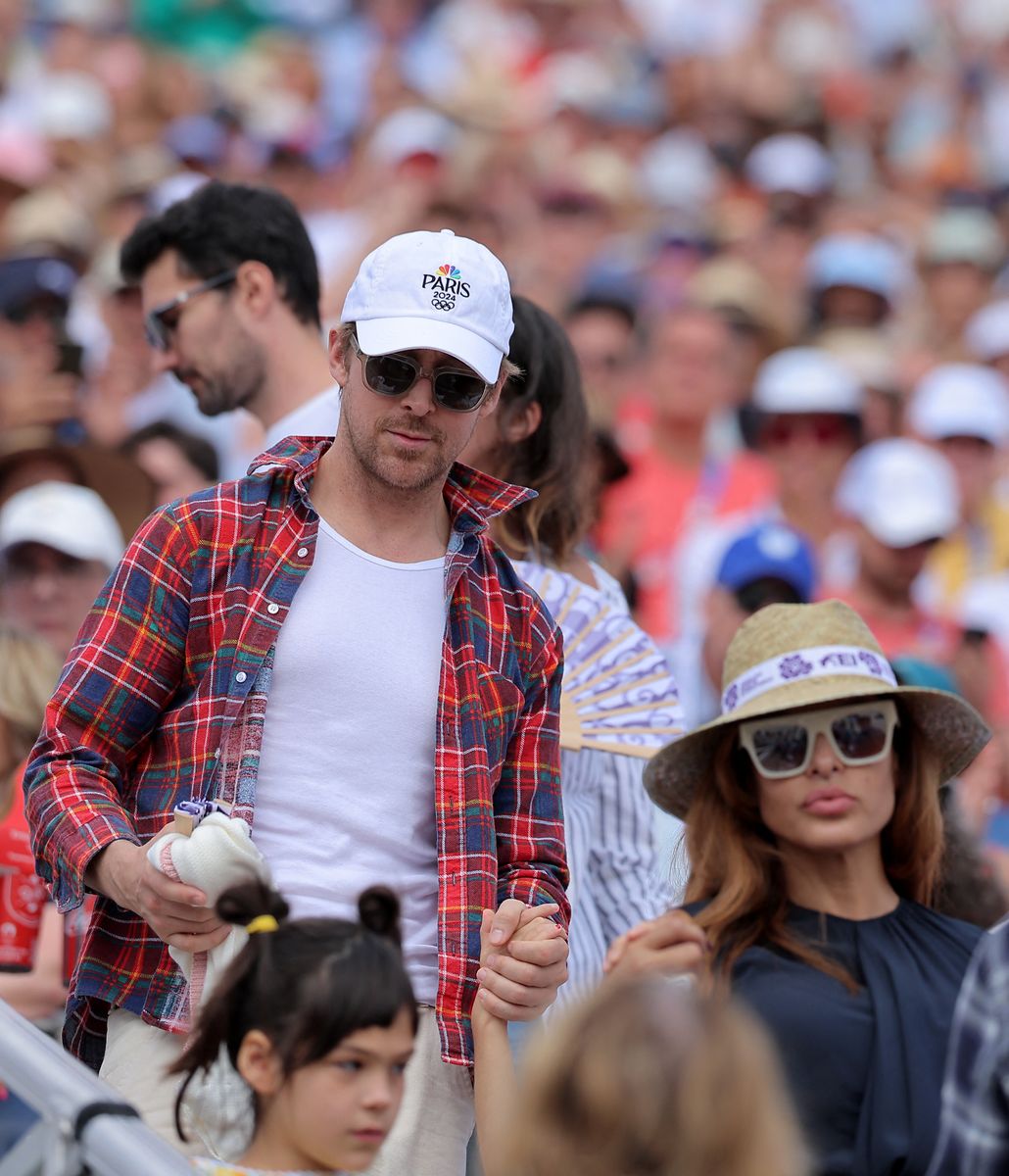 Ryan Gosling and Eva Mendes in Paris with their kids 