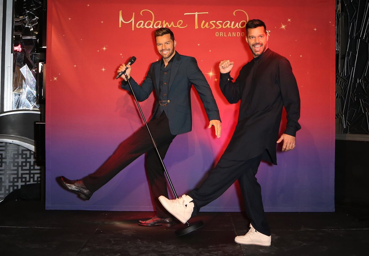 LAS VEGAS, NV - 19 DE NOVIEMBRE: El cantante Ricky Martin (R) presenta su nueva figura en Madame Tussauds Las Vegas el 19 de noviembre de 2014 en Las Vegas, Nevada. La Figura pronto viajará a Florida para la gran inauguración de Madame Tussauds Orlando en la primavera de 2015. (Foto de Gabe Ginsberg/Getty Images para Madame Tussauds) *** Título local *** Ricky Martin 