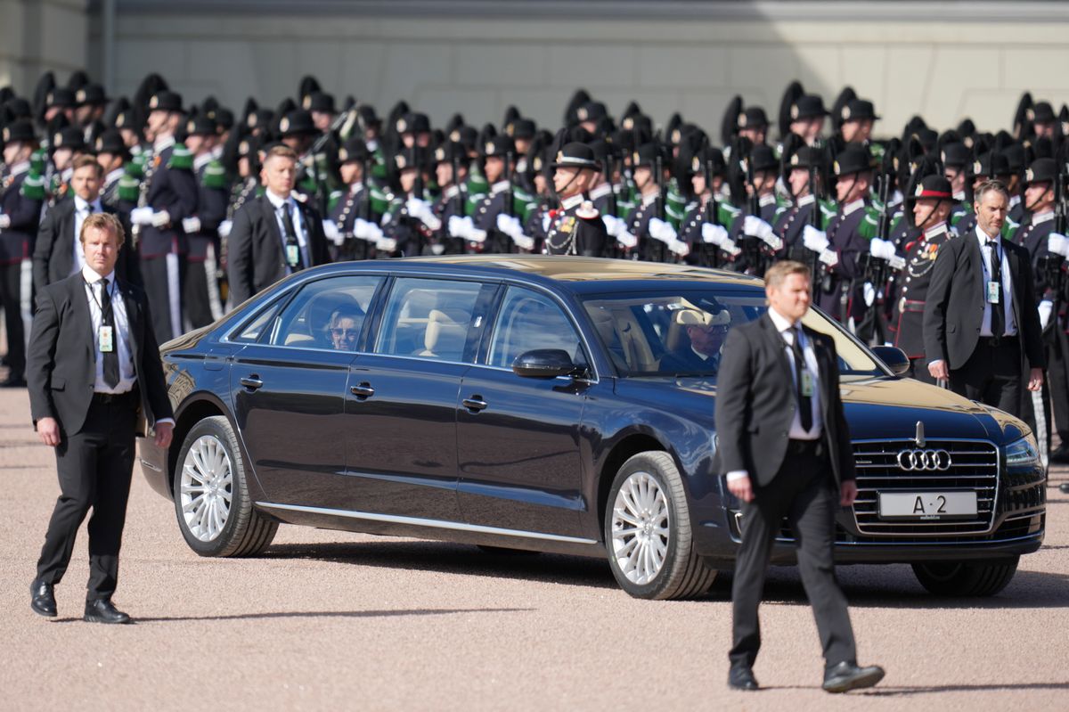 Queen Sonja and Crown Princess Mette-Marit travel to Oslo Cathedral as Norway mourns King Harald V.