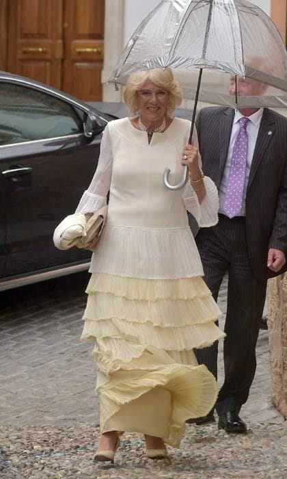 The Duchess of Cornwall looked lovely in a tiered cream dress. Sheltering herself from the rain, the royal arrived at the church holding an umbrella.
<br>Photo: Gtres
