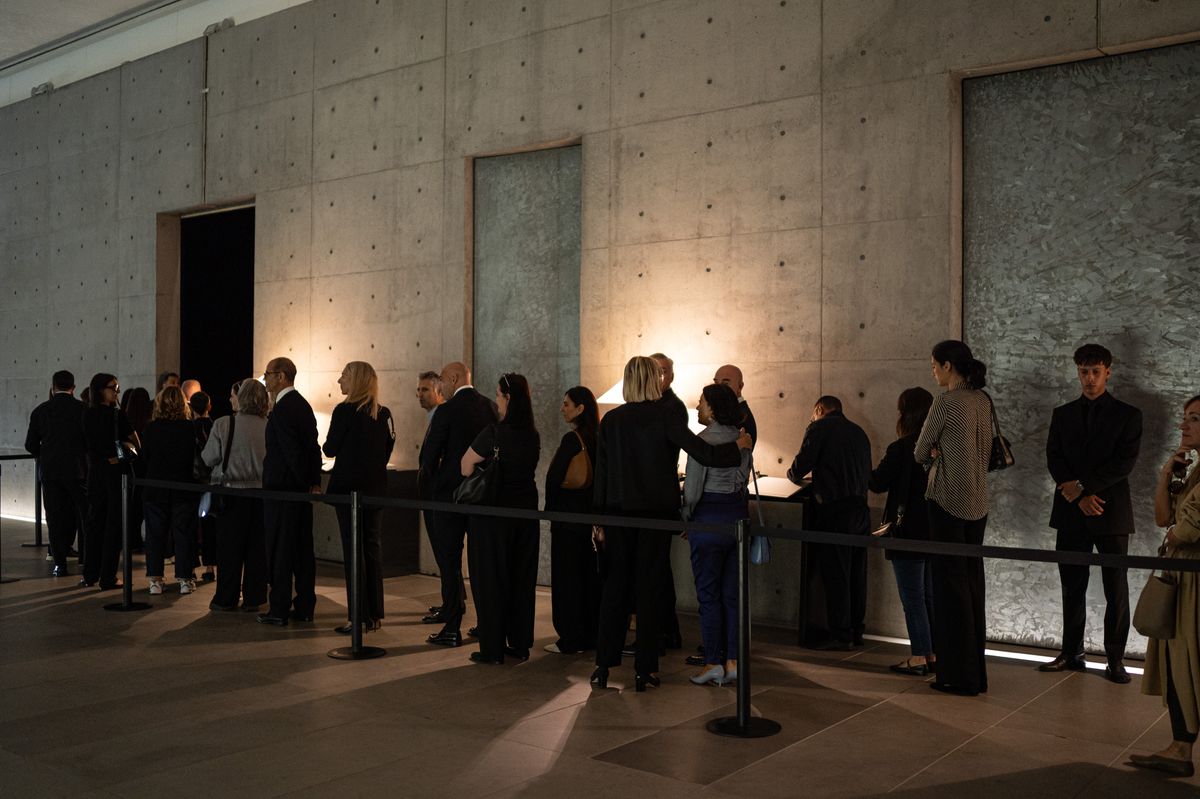 MILAN, ITALY - SEPTEMBER 06: People waiting to pay their respects to Giorgio Armani at the Mortuary Chapel at Armani Teatro on September 06, 2025 in Milan, Italy. (Photo by Alessandro Levati/Getty Images)