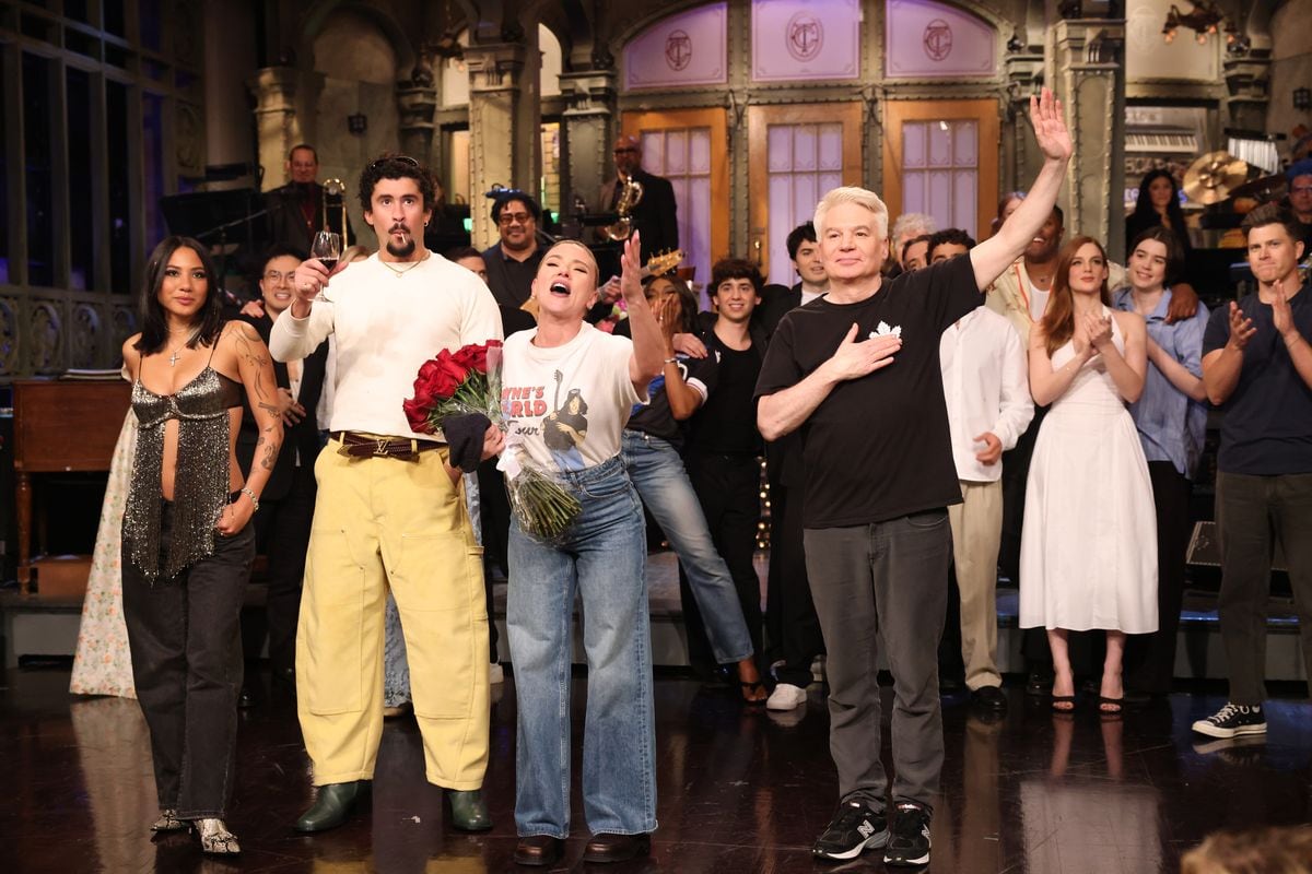 (l-r) Special guest RaiNao, musical guest Bad Bunny, host Scarlett Johansson, and special guest Mike Myers during Goodnights & Credits on Saturday, May 17, 2025 -- (Photo by: Will Heath/NBC via Getty Images)