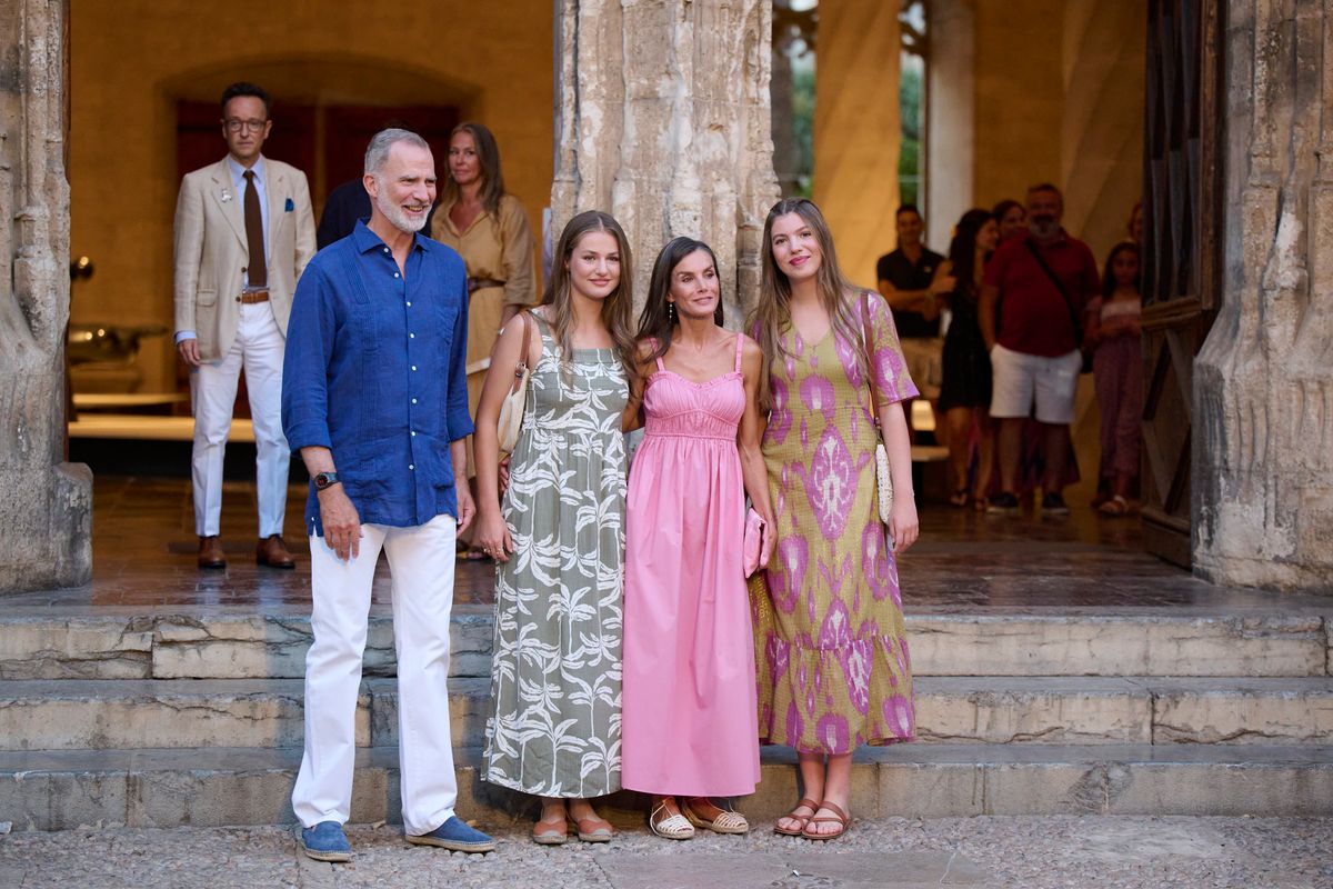 PALMA DE MALLORCA, SPAIN - AUGUST 05: (L-R) King Felipe VI of Spain, Crown Princess Leonor of Spain, Queen Letizia of Spain and Princess Sofia of Spain attend the Joan Miro's exhibition "Paysage-Miro" at La Lonja on August 05, 2025 in Palma de Mallorca, Spain. (Photo by Carlos Alvarez/Getty Images)
