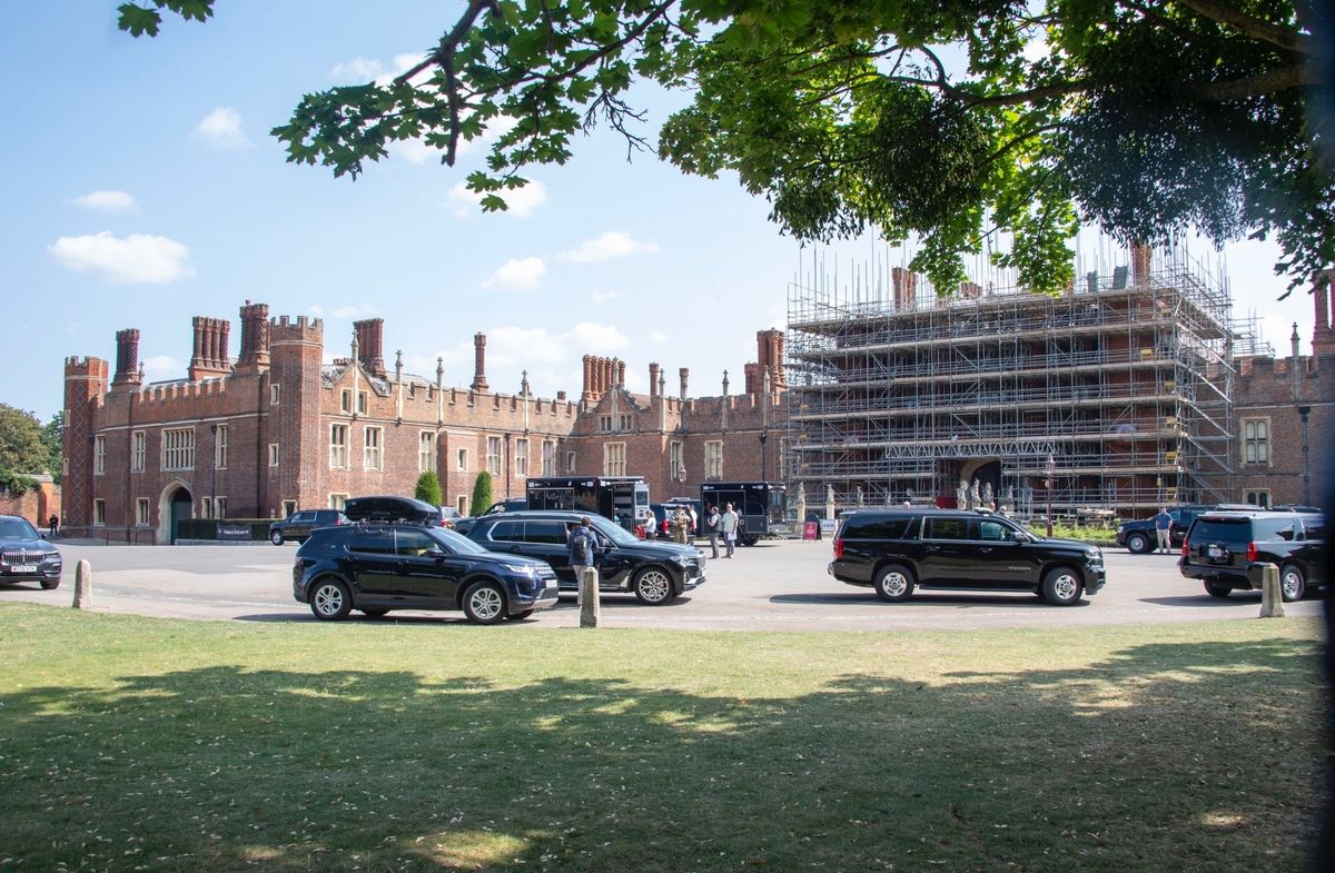 Photo © 2025 Backgrid UK/The Grosby Group

EXCLUSIVE
London, UNITED KINGDOM  JD Vance was seen leaving Hampton Court Palace with a huge yawn after causing a major delay. Due to his late arrival just after 11am, the palace was closed to the public, leaving families with children waiting outside. Vances visit, which ran over time, prevented the palace from reopening, causing visitors, mostly families for the Peter Rabbit event, to be turned away. As he left, Vance appeared unaware of the disruption, casually yawning while surrounded by his security detail.
***
JD Vance fue visto saliendo de Hampton Court Palace con un gran bostezo después de causar un gran retraso. Debido a su llegada tarde, justo después de las 11 a.m., el palacio se cerró al público, dejando a familias con niños esperando afuera. La visita de Vance, que se extendió más de lo previsto, impidió que el palacio reabriera, haciendo que los visitantes, en su mayoría familias para el evento de Peter Rabbit, fueran rechazados. Al salir, Vance parecía ajeno a la interrupción, bostezando tranquilamente mientras estaba rodeado por su equipo de seguridad.