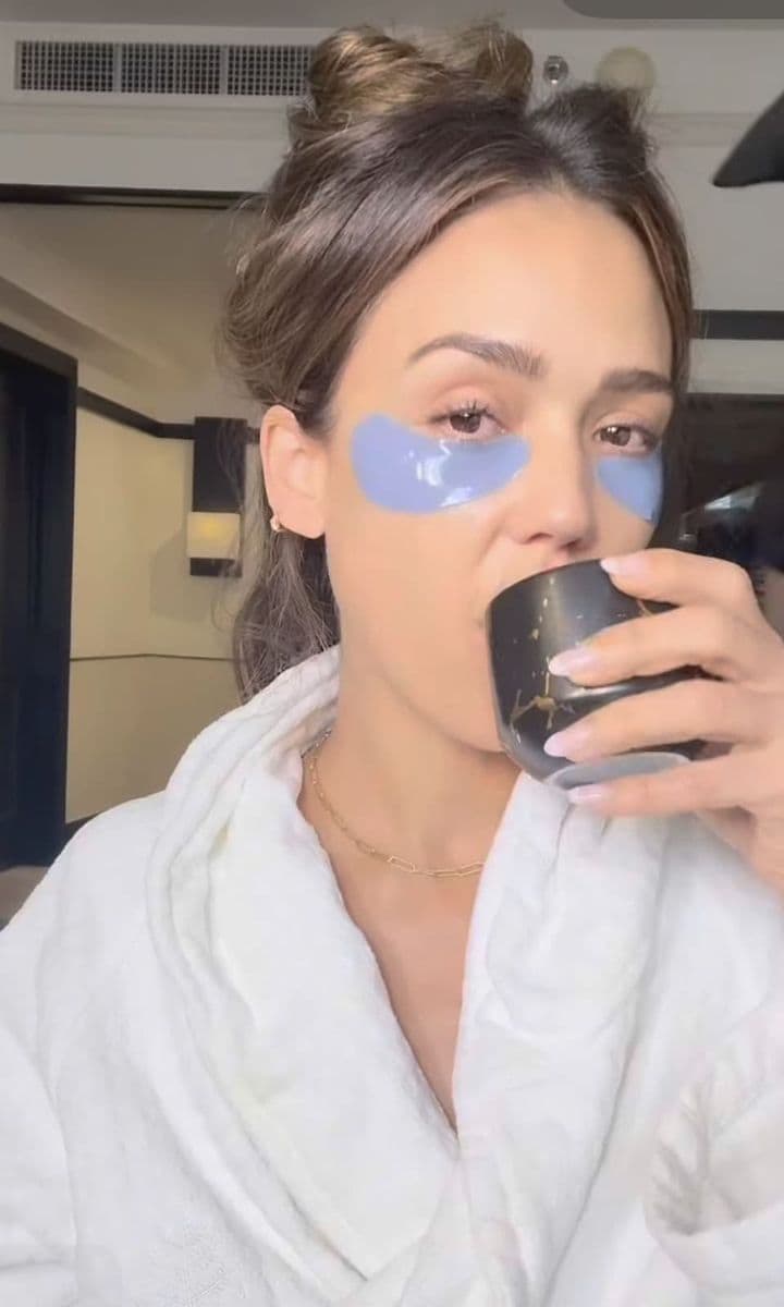 Jessica Alba getting ready for Shakira’s show in Mexico City

