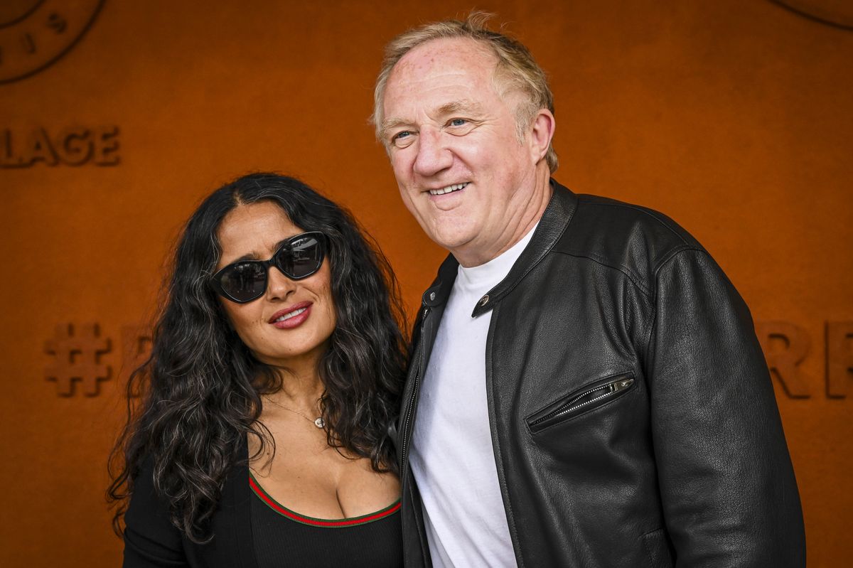 Salma Hayek and her husband, François-Henri Pinault, are spotted in the stands during the 2026 French Open at Roland Garros Stadium on May 31, 2026, enjoying the action from one of tennis most prestigious tournaments.
The couple appear relaxed and stylish as they take in the matches, joining fellow high-profile guests at the iconic Grand Slam event in Paris.****
Salma Hayek y su esposo, François-Henri Pinault, fueron vistos en las gradas durante el Abierto de Francia 2026 en Roland Garros el 31 de mayo de 2026, disfrutando de la acción en uno de los torneos de tenis más prestigiosos del mundo.
La pareja se mostró relajada y elegante mientras seguía los partidos, uniéndose a otros invitados de alto perfil en el emblemático evento de Grand Slam celebrado en París.