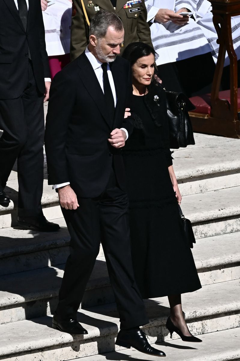 Spain's King Felipe VI (C) and the Spanish Queen Letizia (R) on April 26, 2025 at St. Peter's Square on the Vatican on the Vatican will go to the late Pope Francis' burial ceremony.      