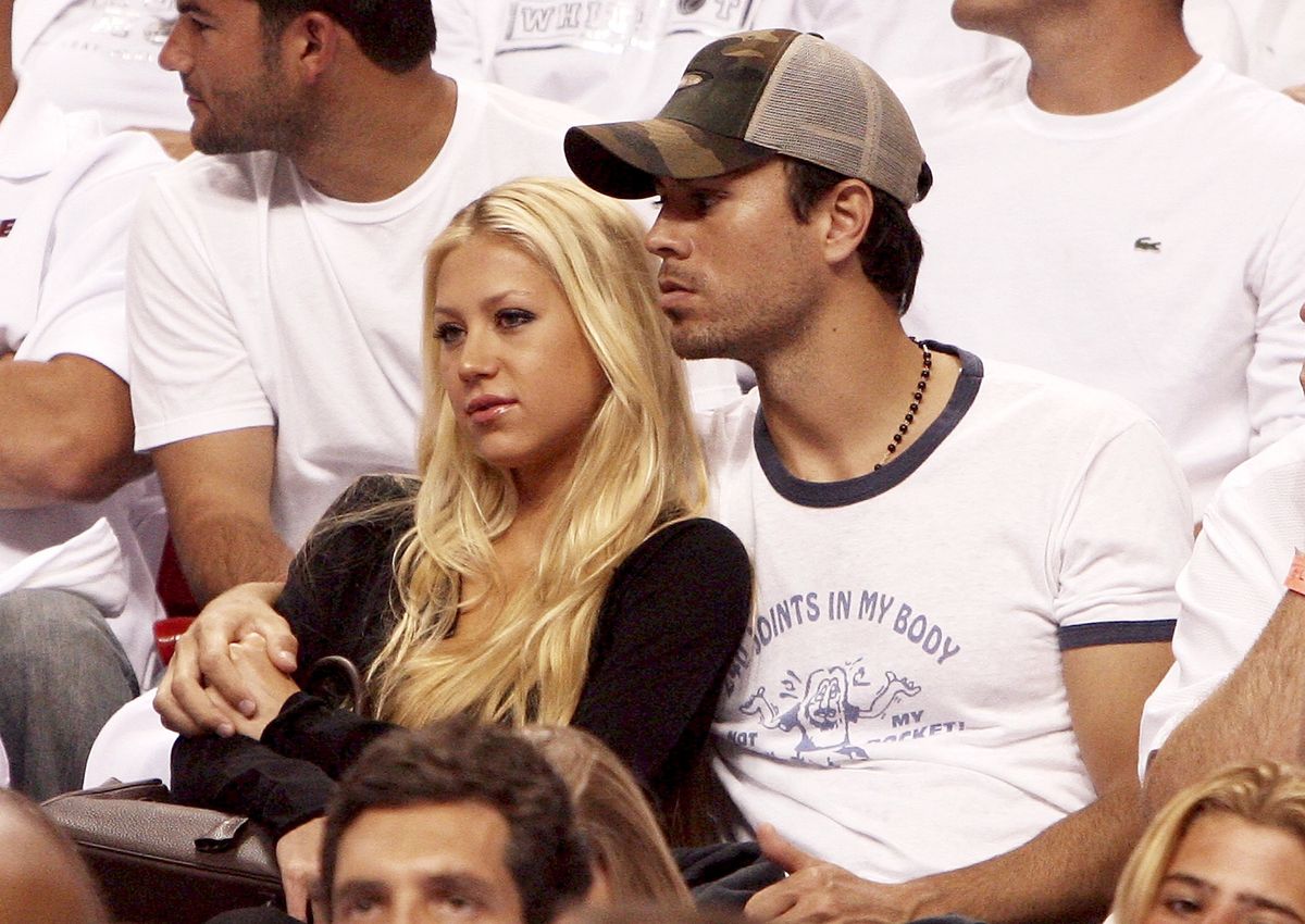 Enrique Iglesias and Anna Kournikova watching a basketball match in Miami, 2006