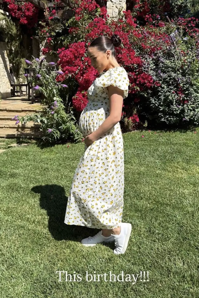 Olivia Culpo displays her baby bump