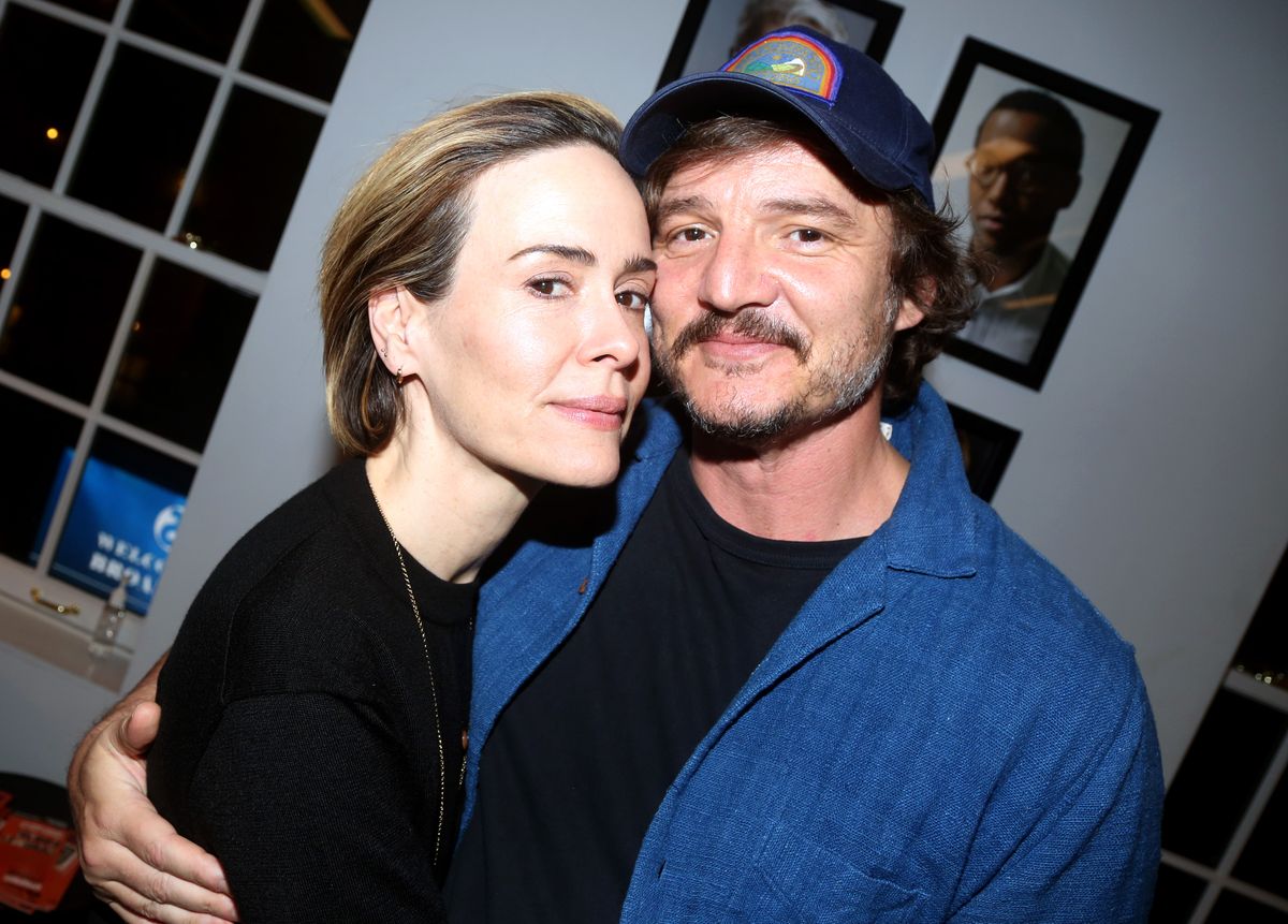 Sarah Paulson y Pedro Pascal posan detrás del escenario de la exitosa obra "Adecuado" 
