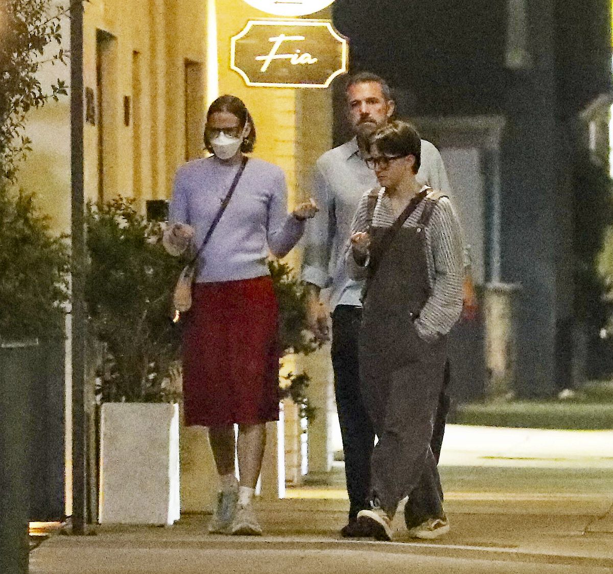The trio was photographed grabbing dinner at Fia