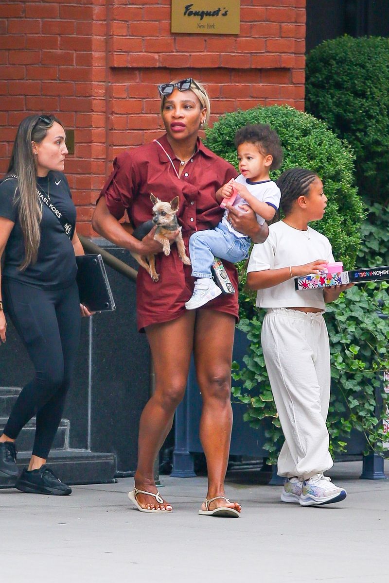 Photo © 2025 Backgrid/The Grosby Group 

*EXCLUSIVE*  
New York, July 31, 2025. 
Serena Williams was seen leaving Fouquets Hotel in New York City with her husband Alexis Ohanian, their kids, and their small dog in tow. The tennis legend kept it stylish in a burgundy romper and sandals while carrying her youngest and their Yorkshire terrier. The family appeared in great spirits during their outing in the city. 
*** 
Serena Williams fue vista saliendo del Hotel Fouquet's en Nueva York acompañada de su esposo Alexis Ohanian, sus hijos y su perrito. La leyenda del tenis lució un estilo elegante con un mono burdeos y sandalias, mientras cargaba a su hijo menor y a su Yorkshire terrier. La familia se mostró de muy buen humor durante su paseo por la ciudad.