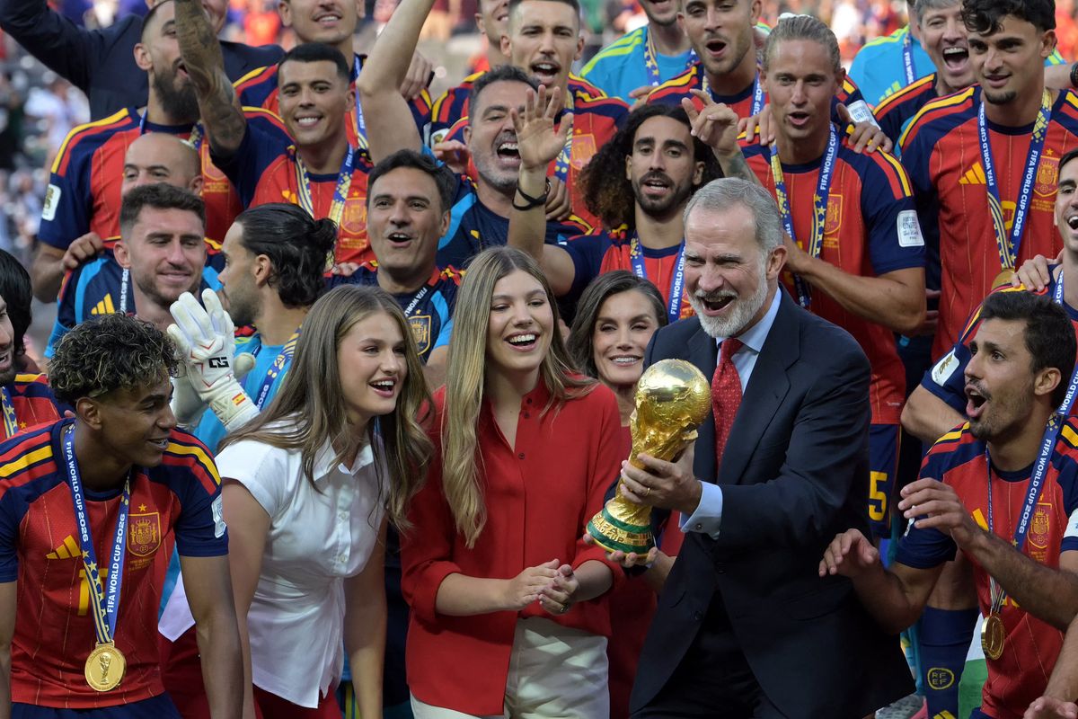 King Felipe and Queen Letizia Celebrate Spain’s Historic 2026 World Cup Triumph with Their Daughters and the National Team