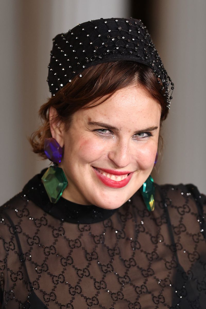 Fans quickly flooded the comments with messages of admiration.