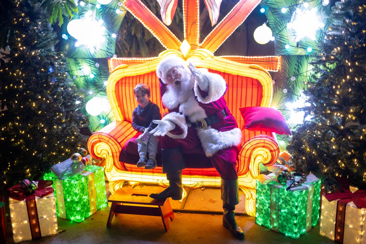 L.A. Zoo Lights (Through Jan 11, 2026): Explore oversized animal-shaped lanterns, illuminated swings, and interactive displays celebrating wildlife.