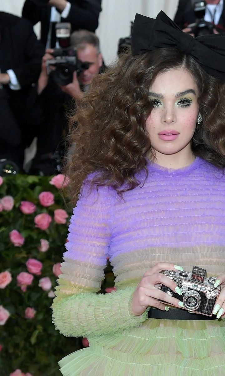 Hailee Steinfeld con clutch de Judith Leiber en la Met Gala 2019