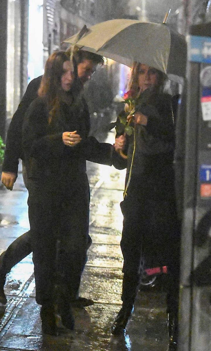Photo 2023 The Image Direct/The Grosby GroupEXCLUSIVE Jennifer Aniston and Justin Theroux reunite over dinner with friends in New York City. The rare sighting of the once married A-list couple took place at Il Cantinori where they were joined by Jason Bateman and Amanda Anka for dinner. Jen and Justin could be seen embracing inside the venue before Jennifer exited the restaurant clutching a single red rose.Jennifer Aniston y Justin Theroux se reencuentran en una cena con amigos en Nueva York. La rara aparicion de la pareja tuvo lugar en Il Cantinori, donde se unieron a Jason Bateman y Amanda Anka para cenar. Jen y Justin fueron vistos abrazados en el interior del local antes de que Jennifer saliera del restaurante con una sola rosa roja en la mano.Justin Theroux, EX Couple