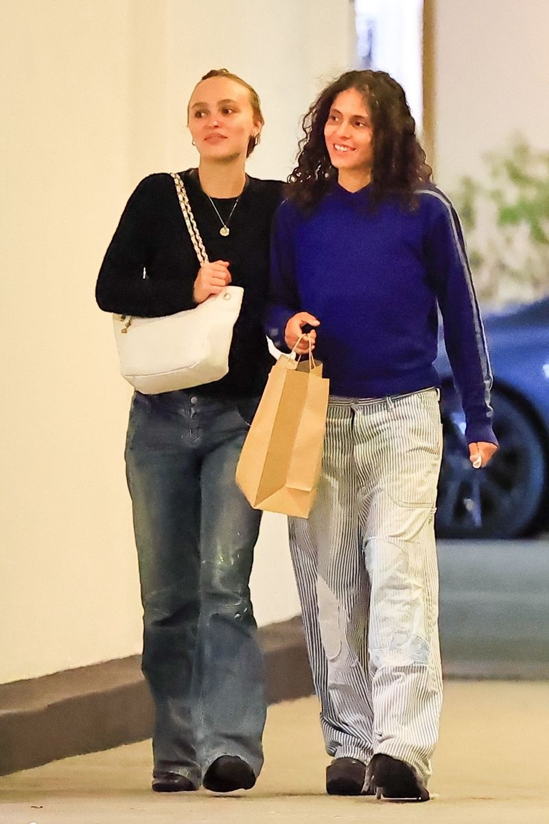 Lily-Rose Depp and her girlfriend 070 Shake were seen packing on the PDA as they left a romantic dinner at E Baldi restaurant in Beverly Hills. 