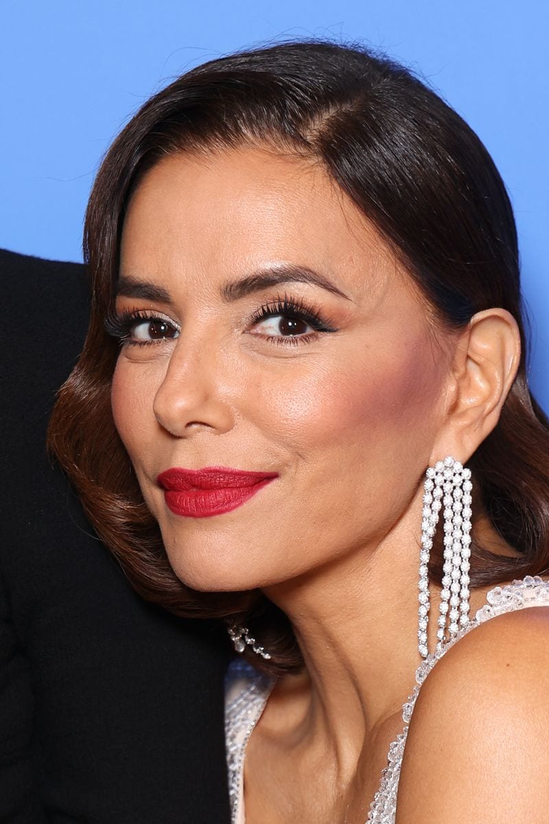 Jewelry played a supporting but vital role as delicate diamond drop earrings and a minimalist geometric bracelet added sparkle without overshadowing the gown