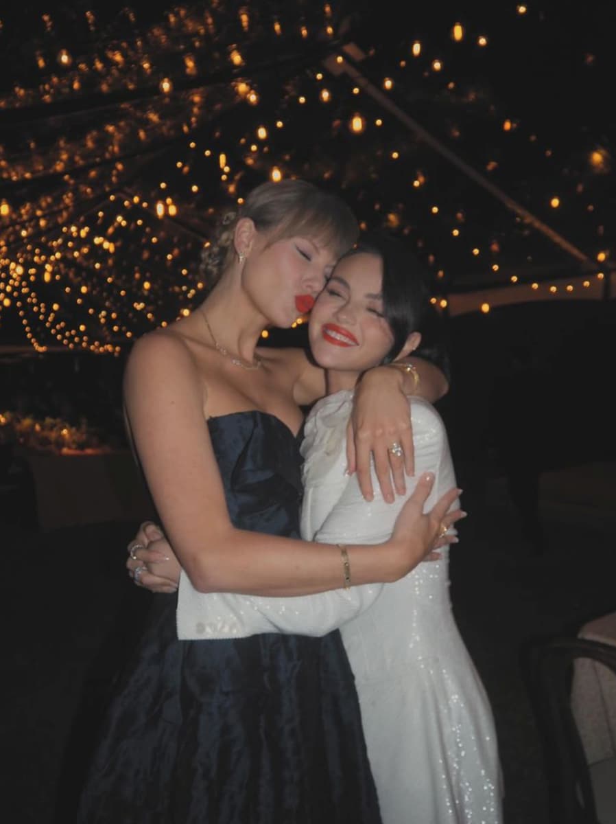 Taylor also wore a strapless black gown featuring a sweetheart neckline