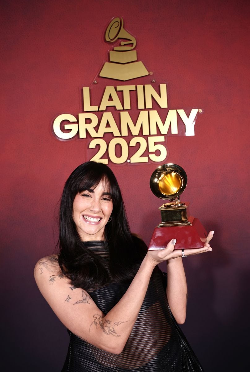 Aitana poses with the Best Record Package award for "Cuarto Azul" during the 26th Annual Latin Grammy Awards