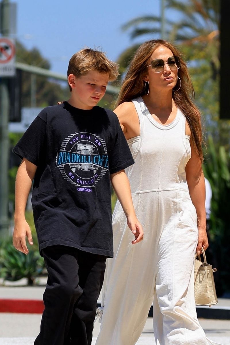 Jennifer Lopez arrives at Jennifer Garner's house to drop off her daughter Emme and picks up Ben Affleck's son Samuel.
