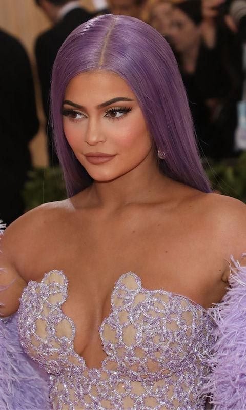 Kylie Jenner con cabello morado
