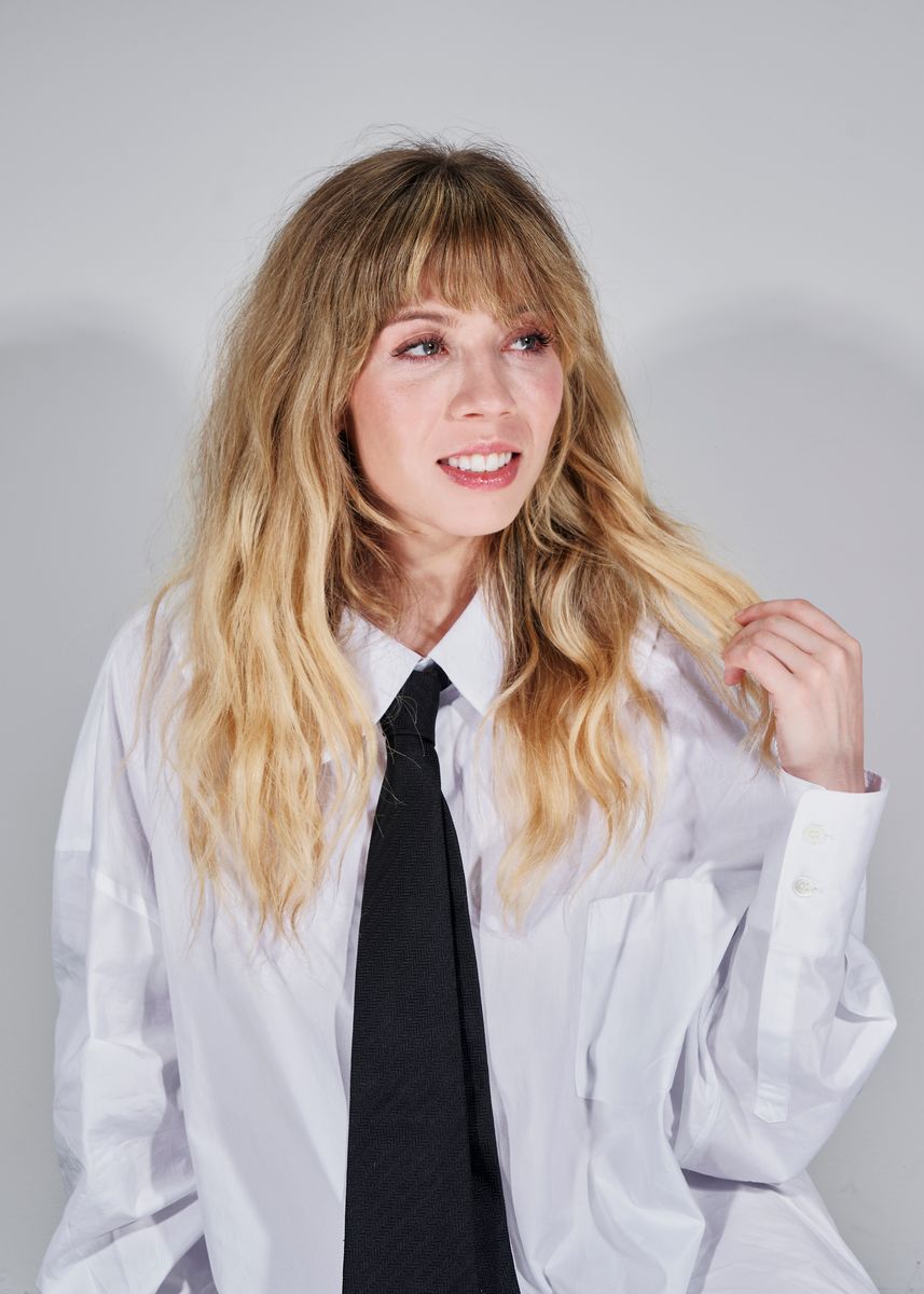 Jennette McCurdy, 30, a former Nickelodeon star, poses for a portrait at a studio in Downtown Los Angeles, California on August 1, 2022. McCurdy has a new memoir called "I'm Glad My Mom Died" about her troubling childhood in the spotlight. (Photo by Philip Cheung for The Washington Post via Getty Images)