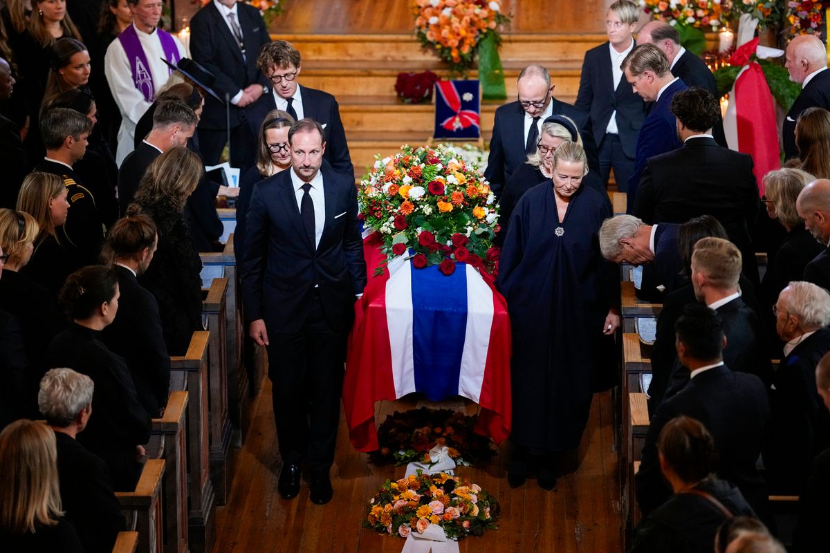 Princess Astrid’s grandchildren and great-grandchildren each placed a red rose on her coffin during the service.
