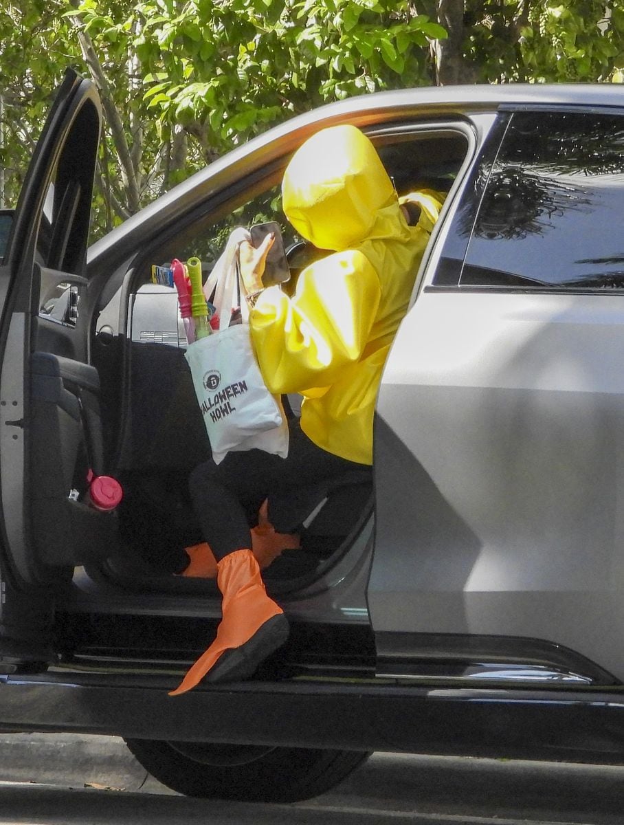 Tennis star Anna Kournikova was spotted out in Miami with her children, glowing as she showed off her baby bump in a rare family sighting just in time for Halloween.