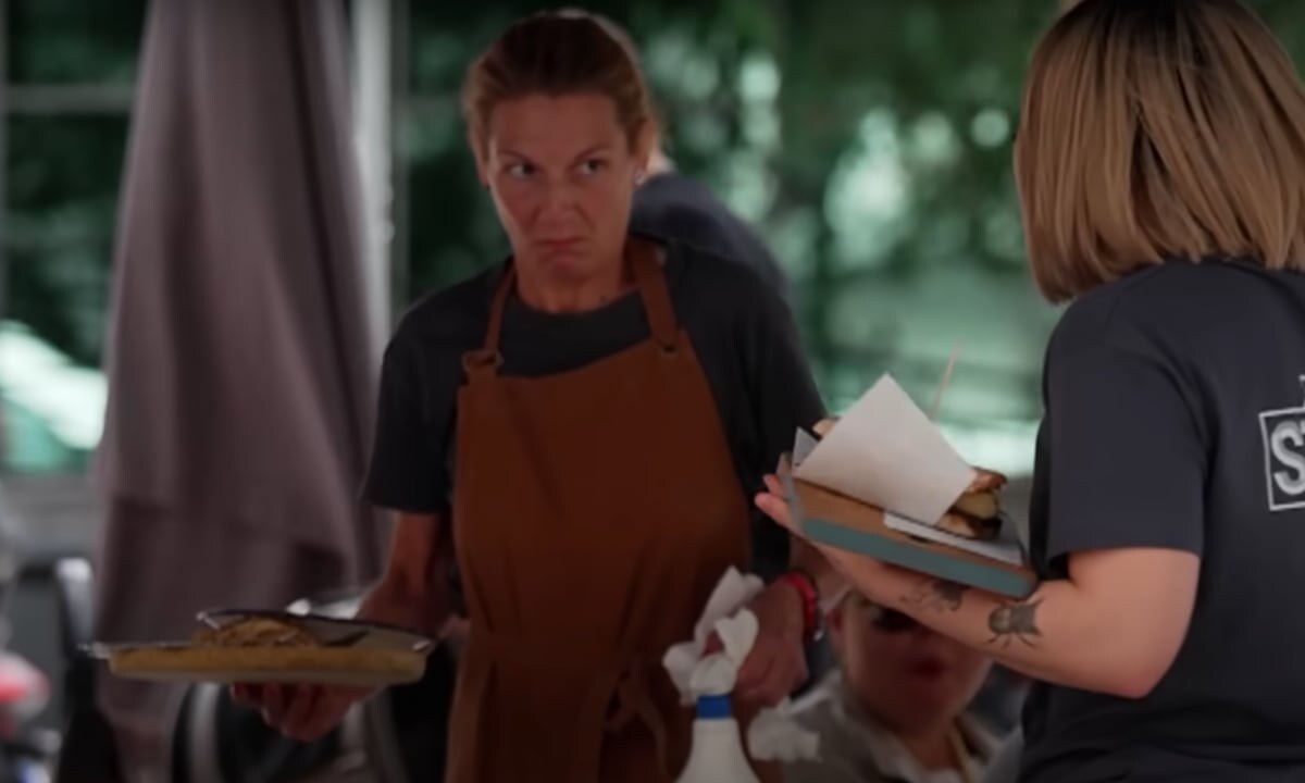 Rosalía goes undercover as a waitress proving how physically and mentally demanding the workforce is
