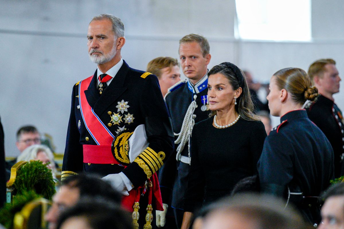 King Felipe VI’s military decorations take center stage at Harald V’s funeral, with each medal and insignia carrying its own historical significance.
