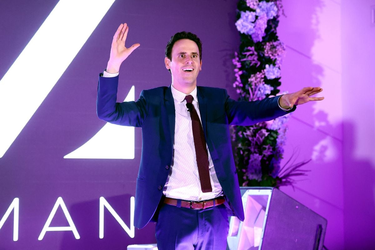 Oz Pearlman performs at the Terzo 5D: AI Leadership & Charity Galaat Sanctuary MiMo on April 26, 2025 in Miami, Florida