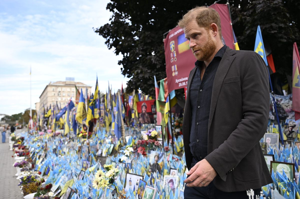 Britain's Prince Harry, Duke of Sussex visits makeshift memorial for Ukrainian and foreign soldiers at Independence Square Maidan in Kyiv, Ukraine on September 12, 2025. Prince Harry, the Duke of Sussex, made a surprise visit to the Ukrainian capital Kyiv on Friday. (Photo by EMMI KORHONEN/LEHTIKUVA/Sipa USA)