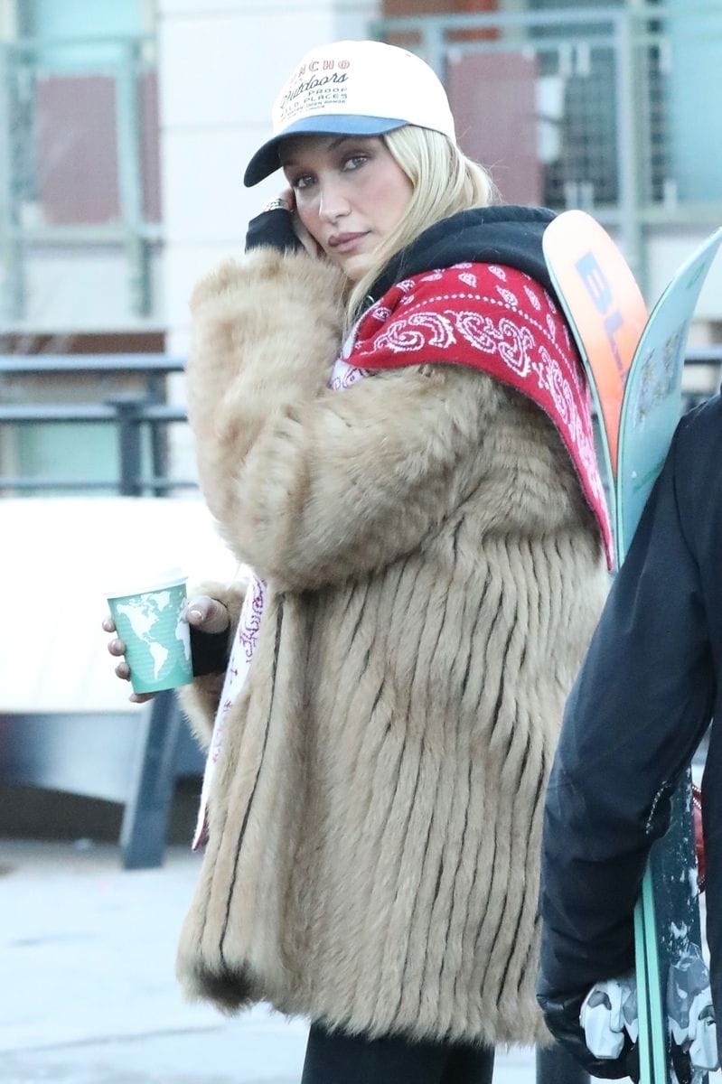Bella Hadid was seen in Aspen with her new platinum blonde hair, wearing a stylish fur coat and carrying a chic red Chanel bag. 