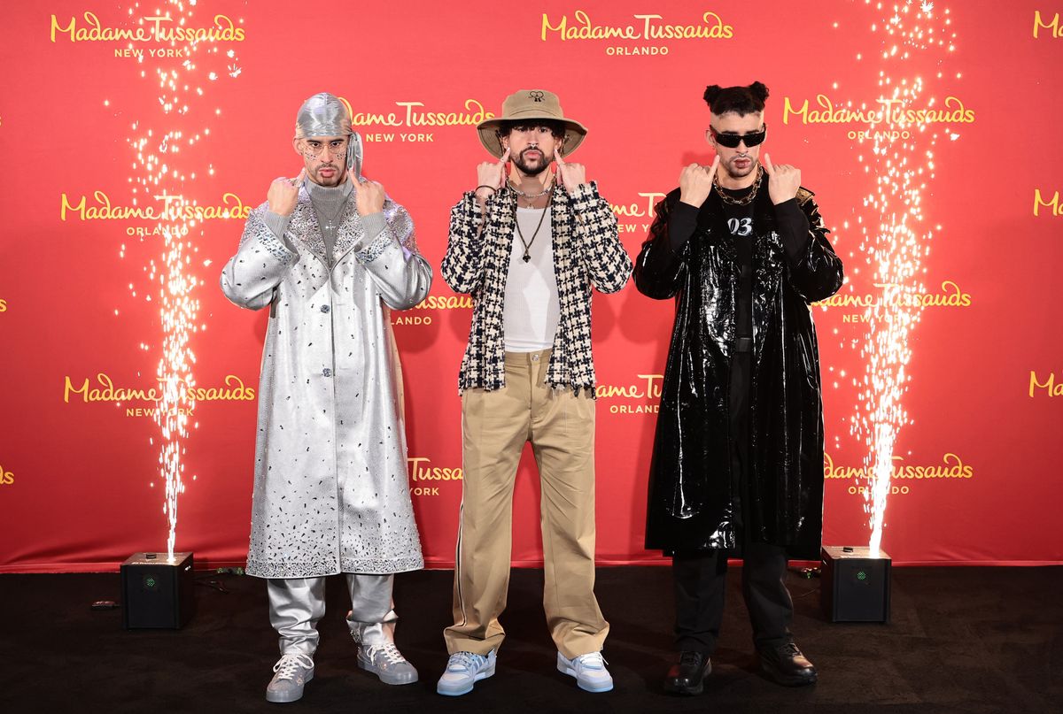 NUEVA YORK, NUEVA YORK - 19 DE ABRIL: Bad Bunny (C) revela figuras de cera para Madame Tussauds New York y Madame Tussauds Orlando en Madame Tussauds el 19 de abril de 2022 en la ciudad de Nueva York. (Foto de Jamie McCarthy/Getty Images para Madame Tussauds Nueva York) 