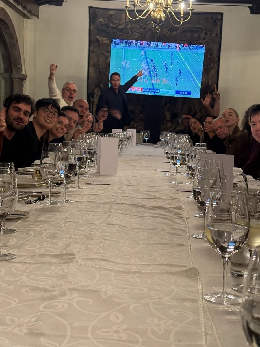 Chris Pratt gets a Mexico City restaurant to bring out a TV for the Seahawks’ 41–6 blowout