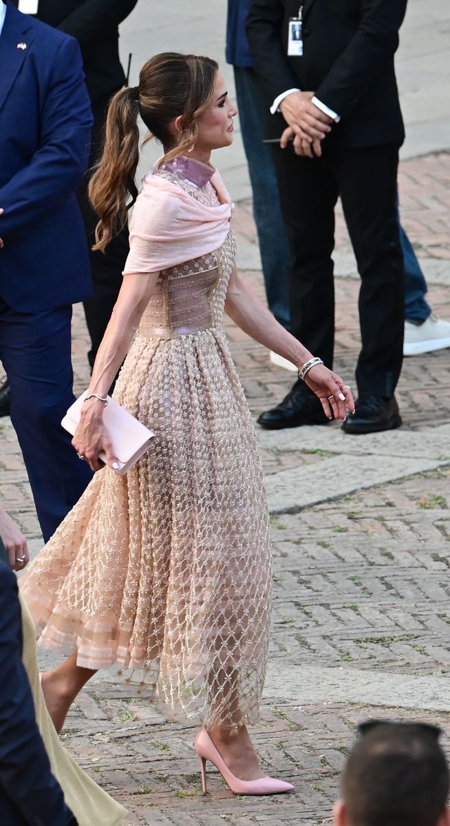 Photo © 2025 Goff Photos/The Grosby Group  Venice, June 26, 2025 Queen Rania of Jordan attended Jeff Bezos and Lauren Sánchezs opulent wedding in Venice, accompanied by Crown Prince Hussein and Princess Rajwa. The royal family brought elegance and tradition to the star-studded ceremony at Campo della Madonna dellOrto. *** Reina Rania de Jordania asistió a la fastuosa boda de Jeff Bezos y Lauren Sánchez en Venecia, acompañada por el príncipe heredero Hussein y la princesa Rajwa. La familia real aportó elegancia y tradición a una ceremonia repleta de celebridades.