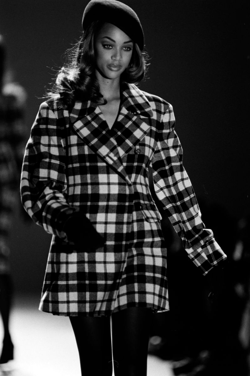Tyra Banks '90s retro shots and runway moves show why she's one of ...