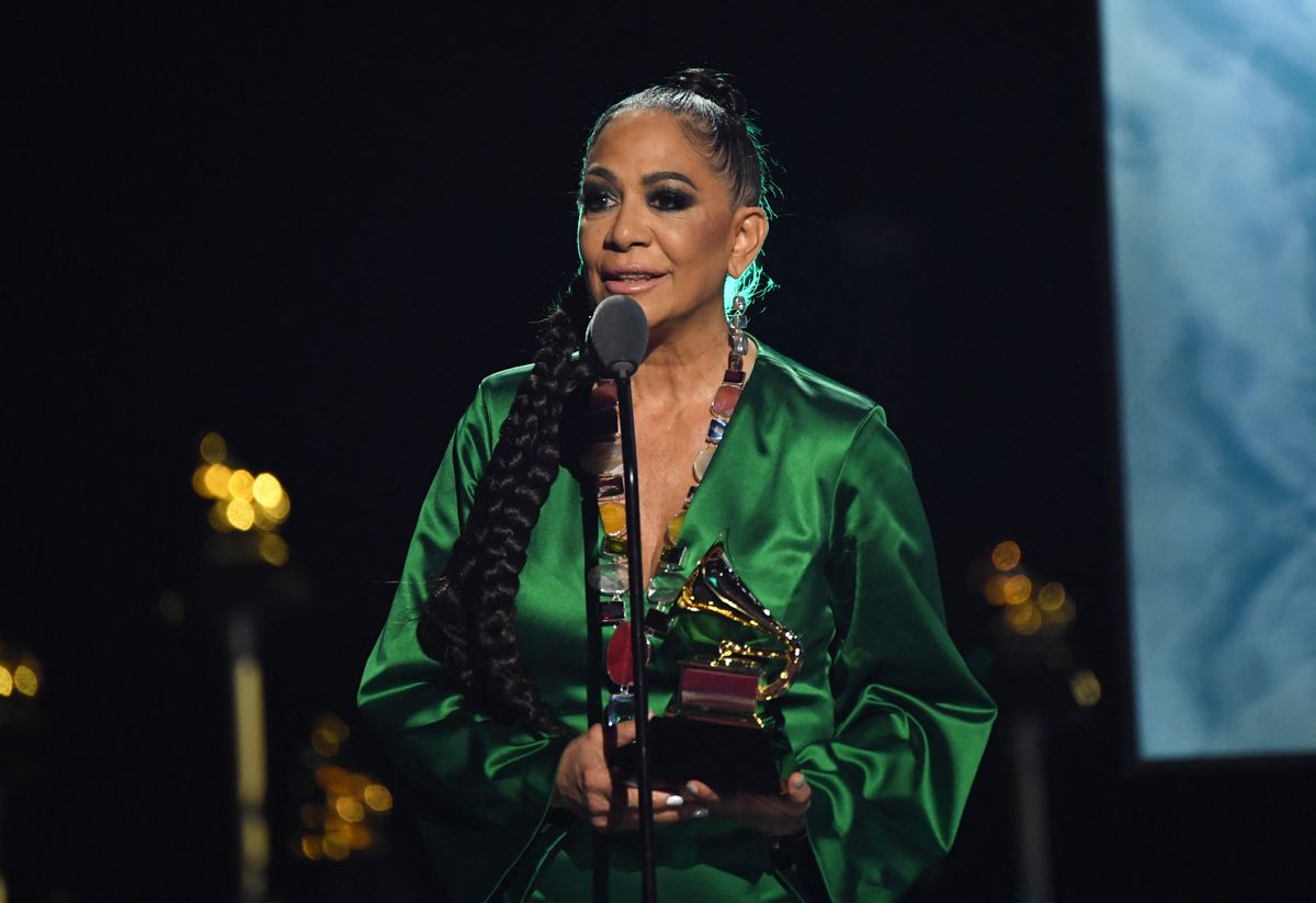 El músico estadounidense Sheila E acepta el premio a la mejor actuación de Global Music para "Bemba Colorãater" Durante el 67º show anual de premios Grammy Awards en el Crypto.com Arena en Los Ángeles el 2 de febrero de 2025. (Foto de Valerie Macon / AFP) / restringido al uso editorial (Foto de Valerie Macon / AFP a través de Getty Images)           