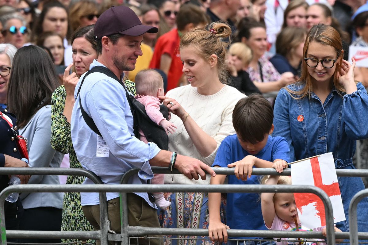 Britain's Princess Beatrice of York (C) her husband Edoardo Mozzi (CL) and children Sienna, Athena and Christopher joins fans lining the Mall waiting to greet the bus carrying the England women's national football team during the homecoming victory parade near Buckingham Palace in London on July 29, 2025 to celebrate the team winning Euro 2025. (Photo by JUSTIN TALLIS / AFP) (Photo by JUSTIN TALLIS/AFP via Getty Images)          