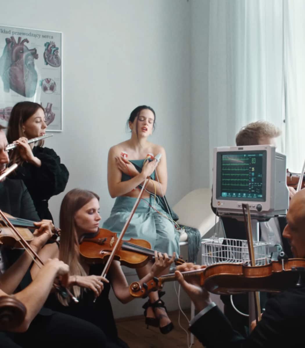 Rosalía distances herself entirely from her 'Motomami' era, going for a more introspective style, perfectly captured in this video directed by Nicolás Méndez