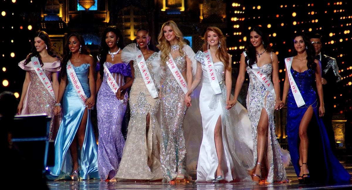 MUMBAI, INDIA - MARCH 09 : Krystyna PyszkovÃ¡ (c) and 7 contestants at the Miss World Grand Finale on March 09, 2024 Mumbai, India. (Photo by Prodip Guha/Getty Images)