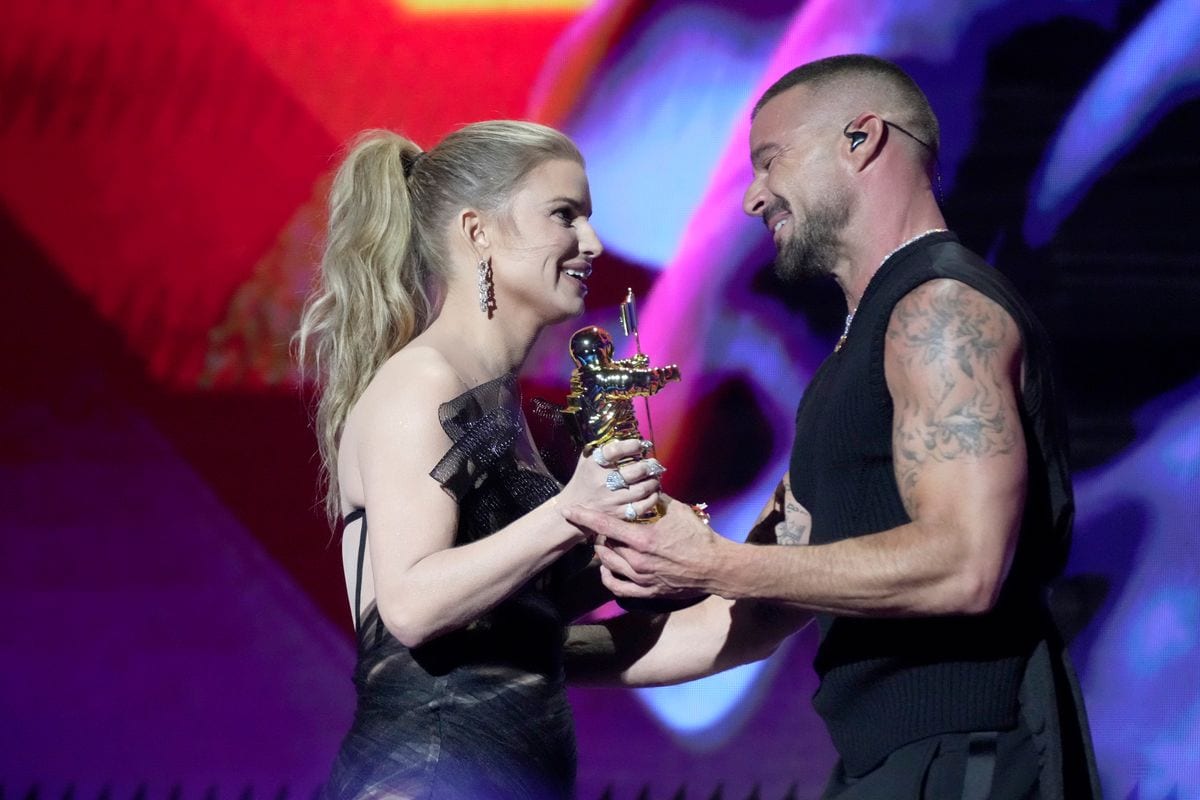 Jessica Simpson presents Ricky Martin with the "Latin Icon Award" during the 2025 MTV Video Music Awards 