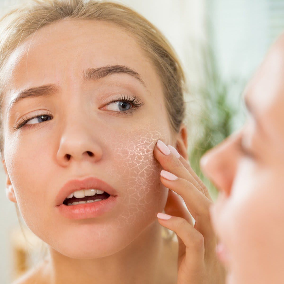 Mujer observa su cutis reseco